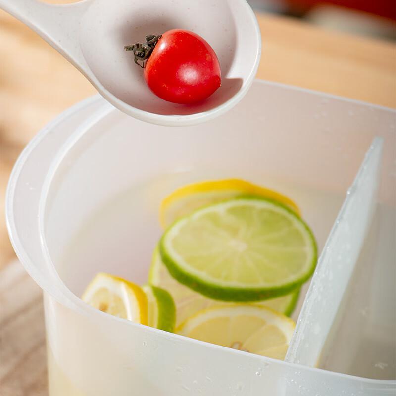 2.5L Plastic Cold Water Pitcher with Lid and Measuring Scale