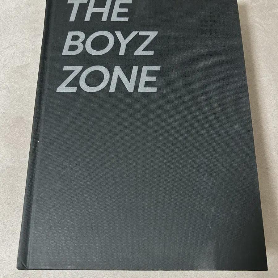 

В комплект входит наклейка для фотоальбома Boys Derby Zone Foca