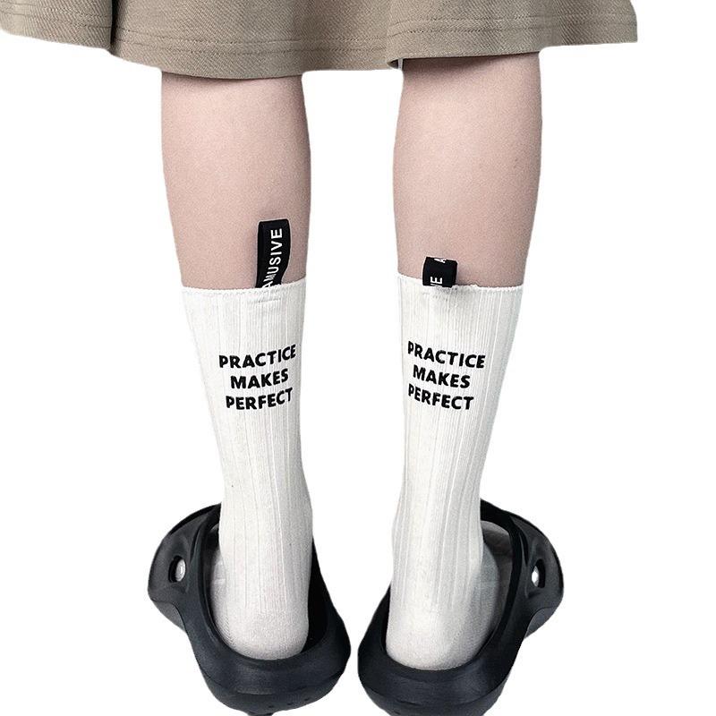 Trendige Marke Nischendesign Fersenetikett Buchstabensocken Paar Mittelschaftsocken Trendige Internet-Berühmtheit Sport Baumwollsocken