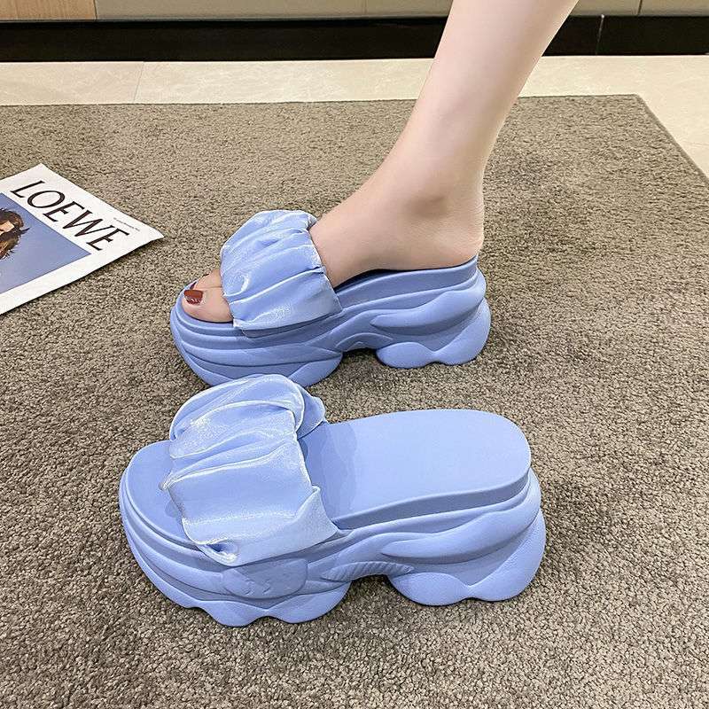 Thick-soled slippers women's summer wear high heels 2025 new versatile fashion muffin wedge heel heel heightening fairy wind cool slippers