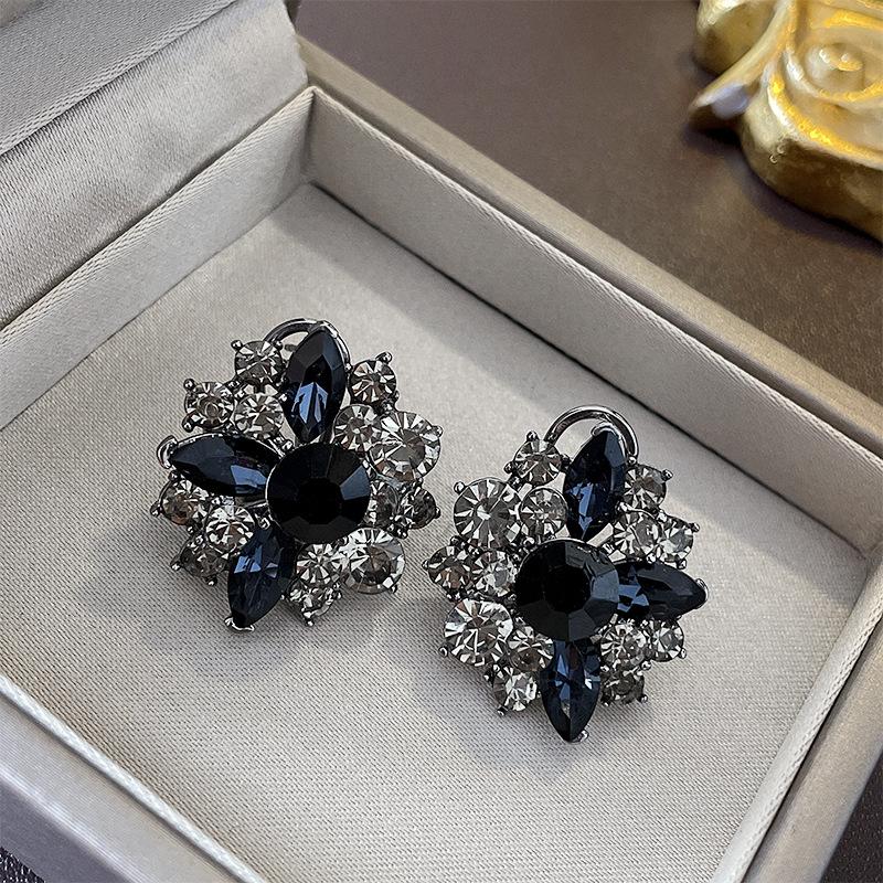 Diamond-encrusted flower silver needle stud earrings French court style light luxury temperament fashion sense earrings