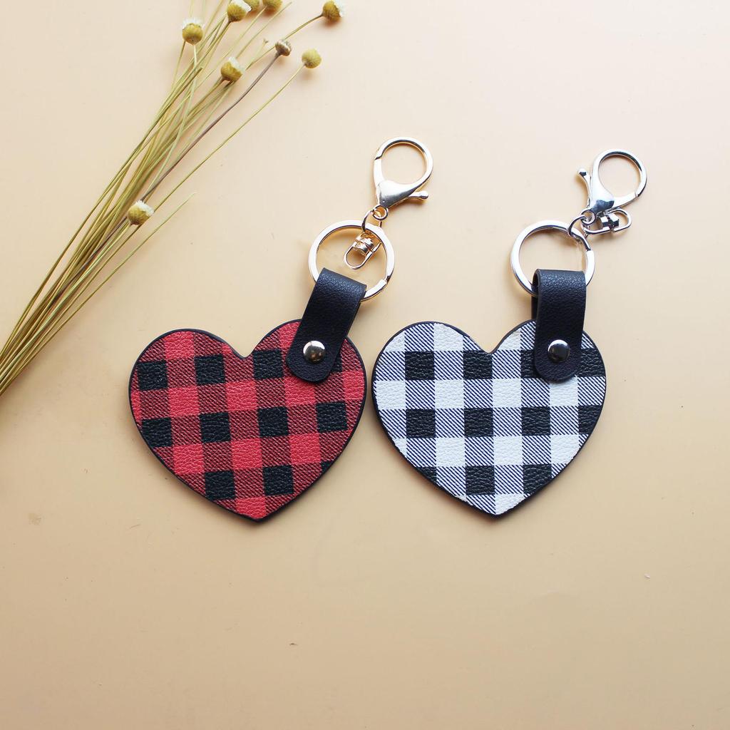 Korean Style Heart Leather Keychain Pendant: DIY Valentine's Day & Christmas Ornament Accessory