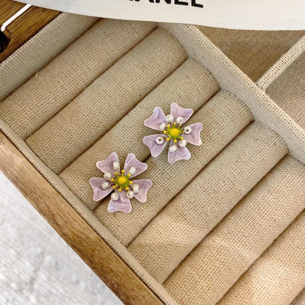 French Luxury Stud Earrings with Silver Needle and Inlaid Diamond Flower Design