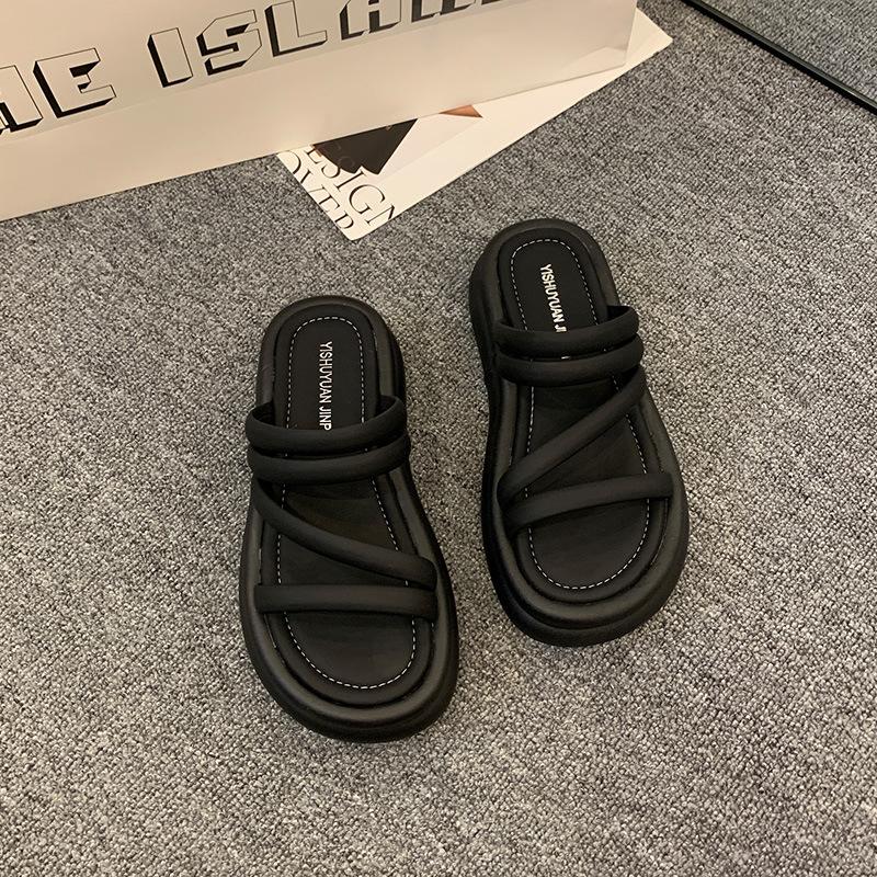 Internet Celebrity Popular Slippers Muffin Bottom Beach Cool Slippers Women Wear 2025 Summer New Solid Color Sandals Stepping On Shit Feeling