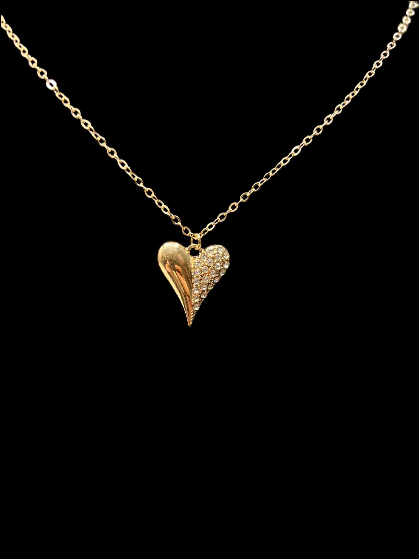 Europe s Hot-Selling Love Heart Peach Pendant Necklace - Simple, Fashionable, Versatile