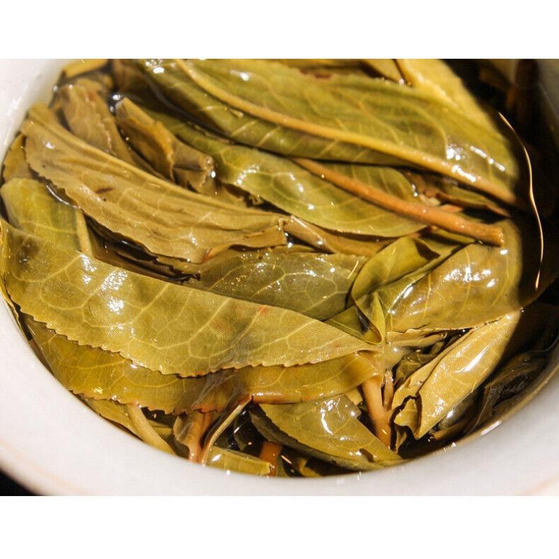2015 Yunnan Xishuangbanna Ancient Tree Tea Red Seal Banzhang 357g Pu'er Raw Tea