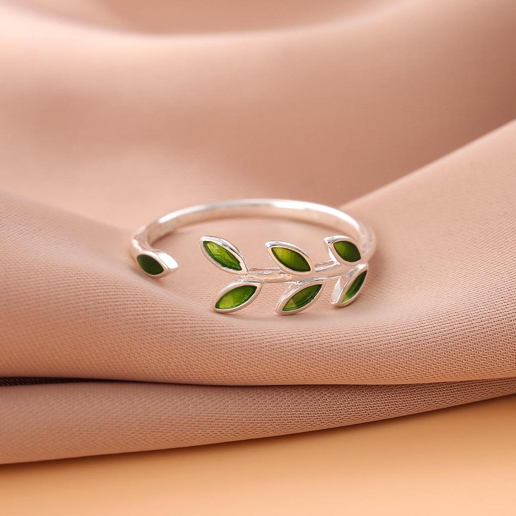 Stilvoller grüner Blatt-Tropfölring - Kreatives offenes Design für Frauen