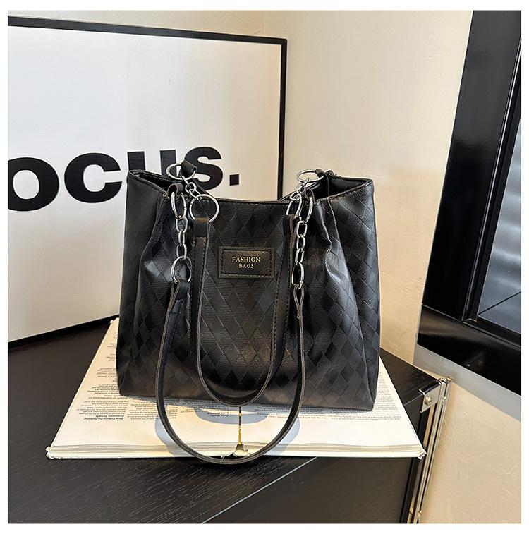 Student Party Large Capacity Bag Women's New Fashionable Chain Tote Bags Versatile Casual Shoulder Bags