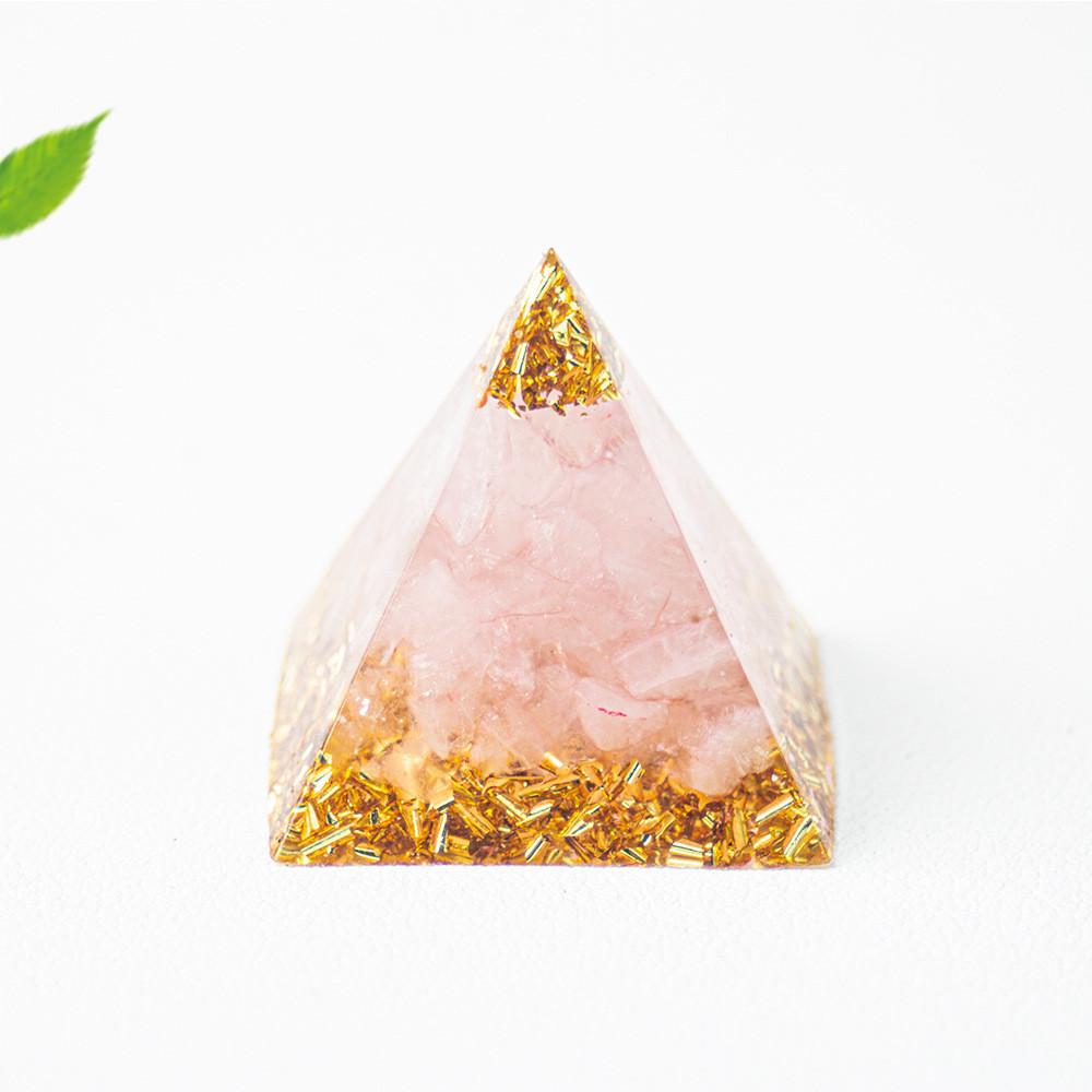 Figurka pyramidy z křišťálové pryskyřice s přírodními krystaly ve tvaru kapky vody pro darování a domácí dekoraci