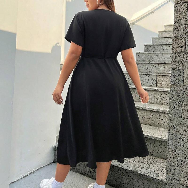 Весеннее платье средней длины с v-образным вырезом и разрезом — фото 2