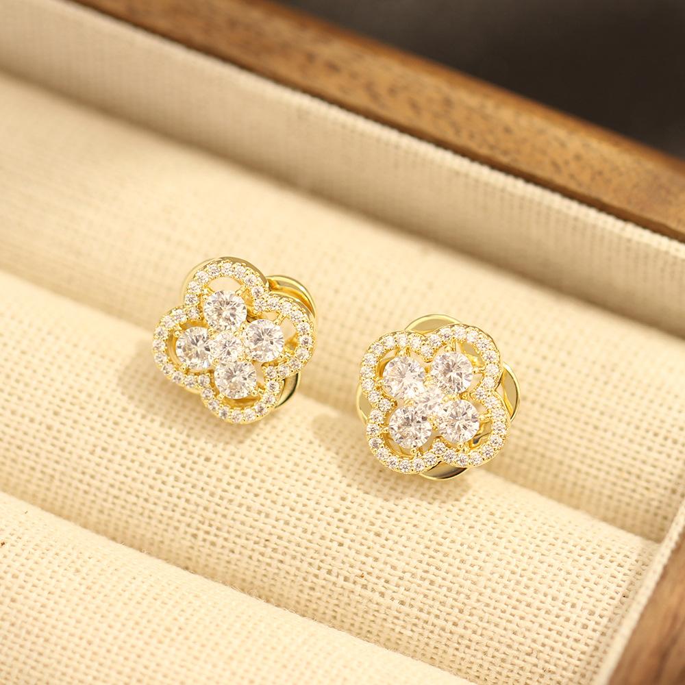 Light luxury and high-end rotatable four-leaf clover stud earrings S925 silver needle slightly inlaid with zirconium earrings Fashionable foreign styl