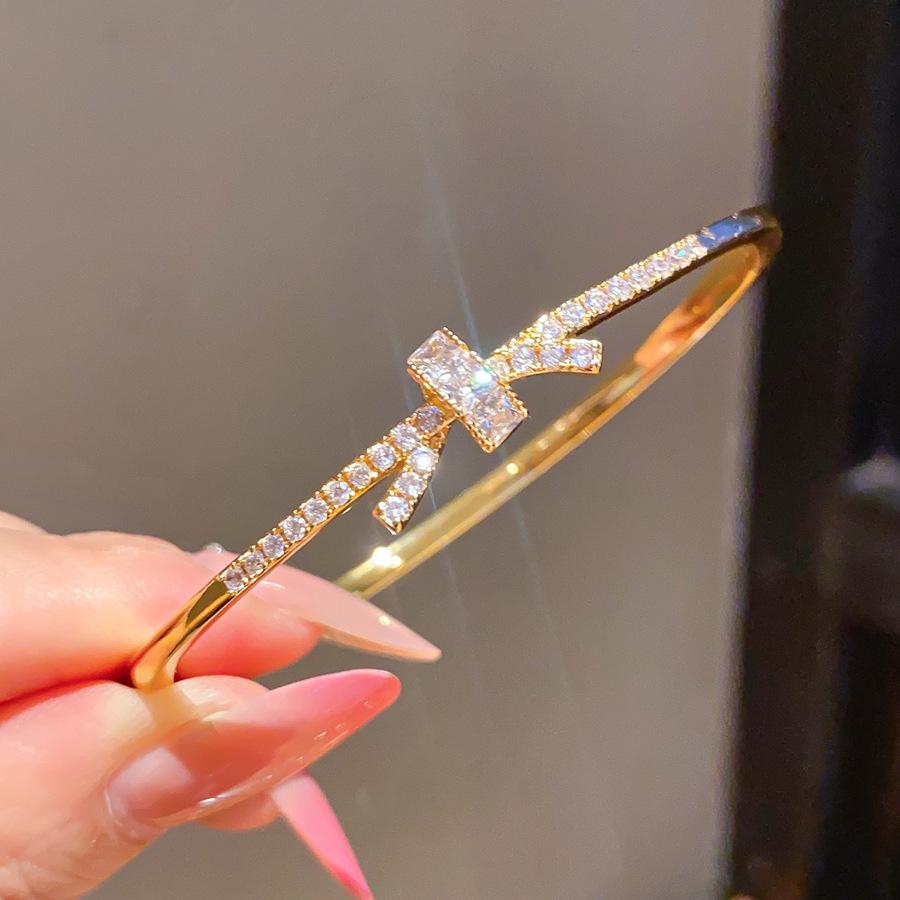 Crystal Butterfly Twisted Knot Bracelet: Light Luxury Design with Zirconia, Exquisite High-End Feel for Women