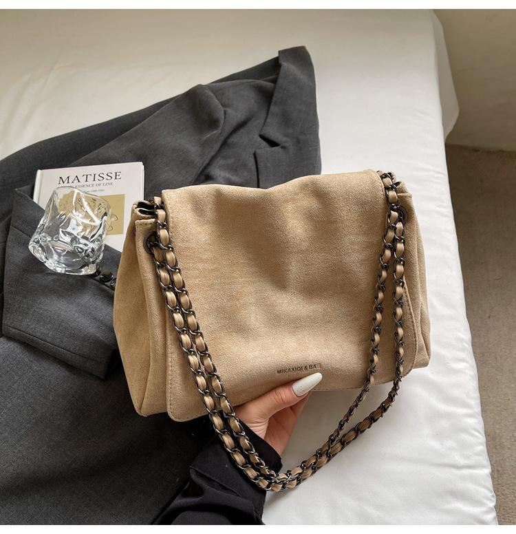 

Премиальная цепочка универсальная ретро сумка через плечо 2025 новая корейская версия модная большая вместимость наклонная сумка-мессенджер для通勤 тренд хаки