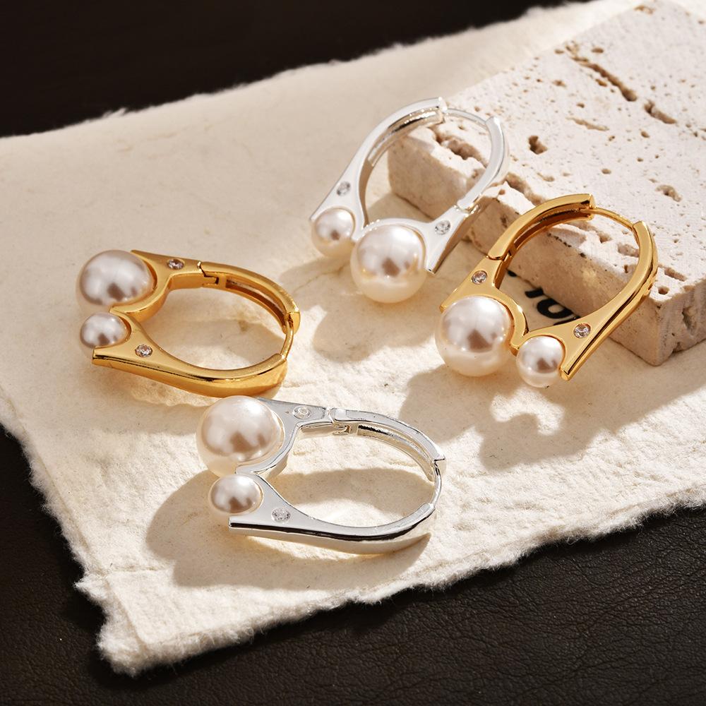 2025 New Niche Design Personalized Fashion Size Pearl Light Luxury High-end Temperament Earrings for Women.