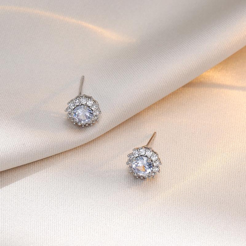 

Women s Bling Zircon Stud Earrings: Trendy, Versatile Fashion Accessory