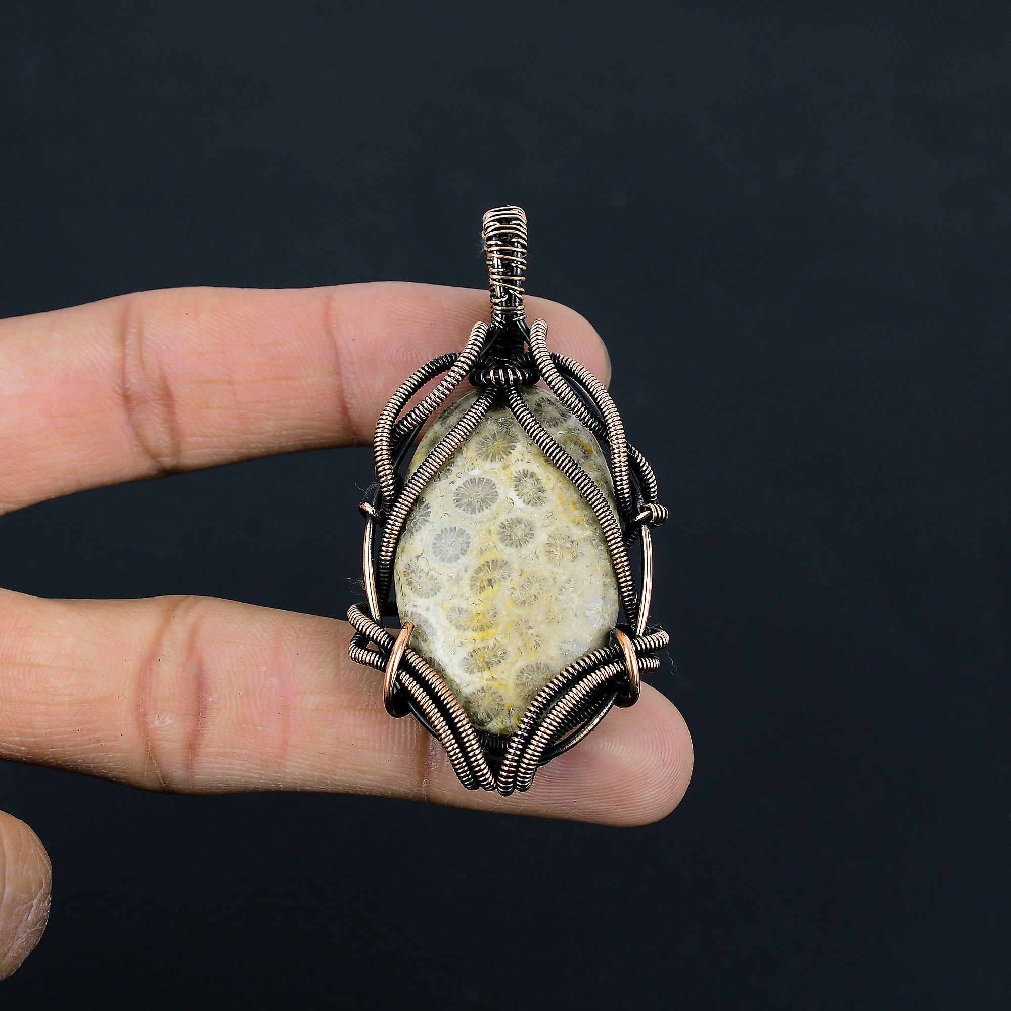 

Подвеска из ископаемого коралла, обернутая медной проволокой 999 пробы, украшения из драгоценных камней ручной работы, подарки для жены, совершенно новая ювелирная подвеска 2.55 Inches