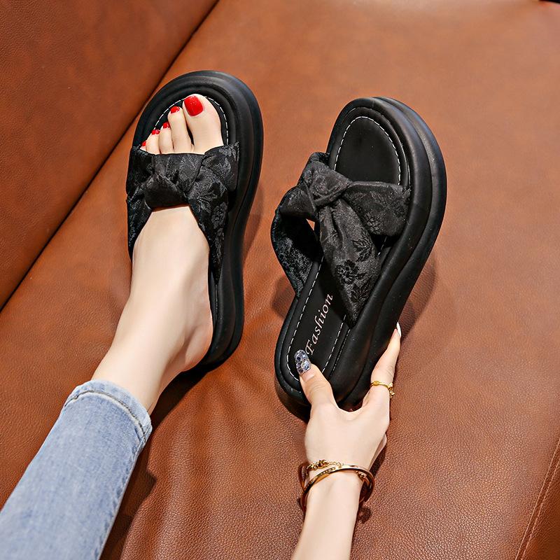 Chinese style slippers women's summer wear 2025 new casual beach sandals fashionable versatile thick-soled one-word sandals