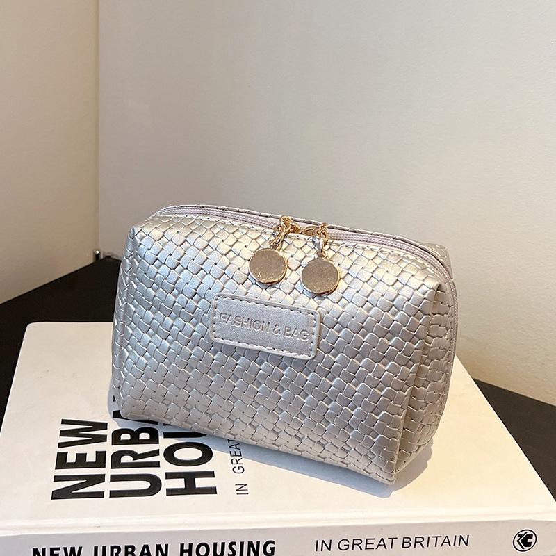 

2025 Women New High-end Pu Indented Hand Cosmetic Bag Portable Cosmetic Storage Bag Coin Purse Bag Suitable For Travel серебряный