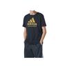 Adidas טי שירט ספורט נושמת לגברים עם הדפס לוגו רטרו, צווארון עגול ושרוולים קצרים, שחור זהב ADICTT-BG