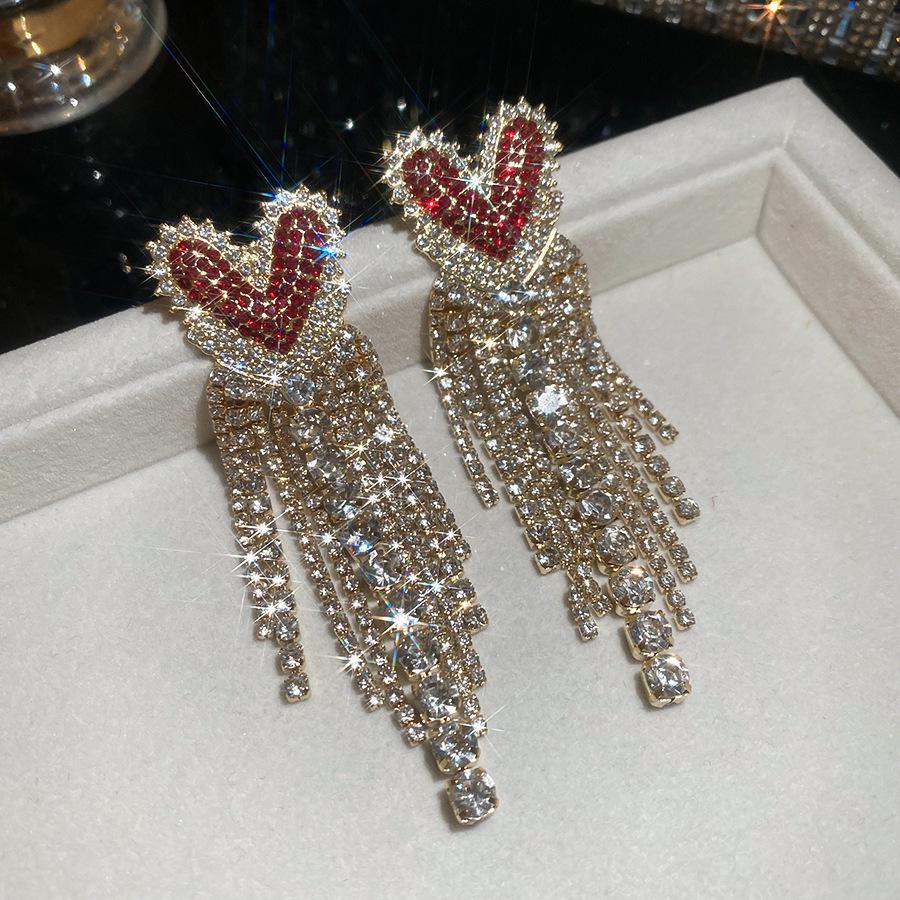 

Silver Needle Rhinestone Heart Tassel Earrings: Luxurious and Exquisite Ear Studs for Women.