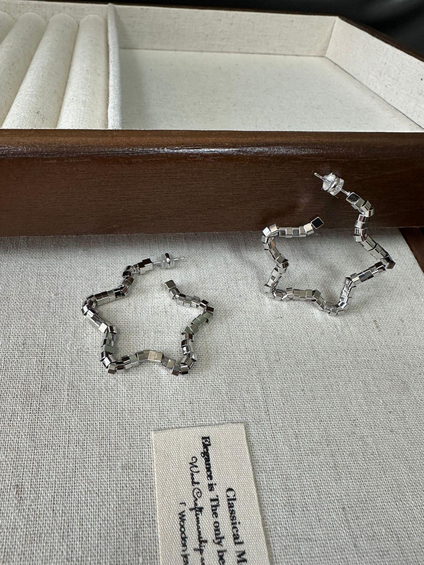 

Silver Hollow Five-Pointed Star Big Earrings, Unique Design Earrings, Women S Face Small Versatile Earrings