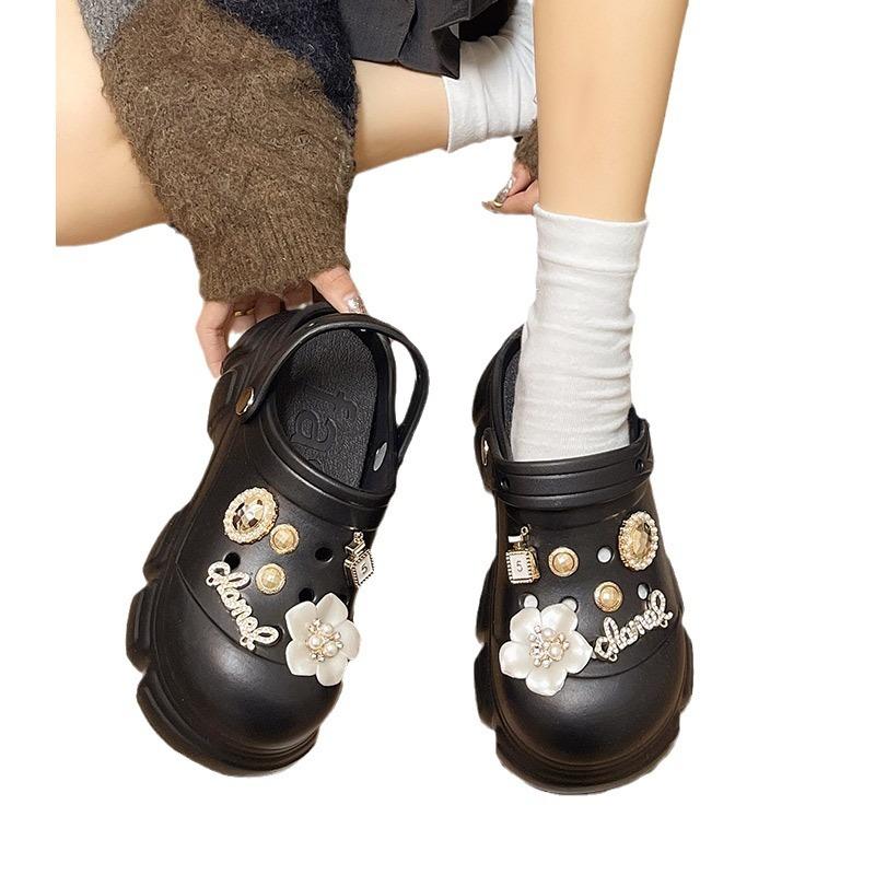 Stepping on shit feeling hole shoes women's summer thick soles increase height baotou fashion wear new beach soft soles cool slippers