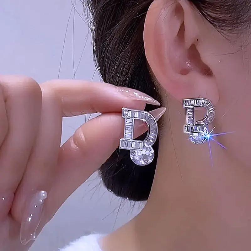 Fashion Design European and American Personality Shiny D Letter Asymmetric Earrings Sexy Party Queen Earrings for Women