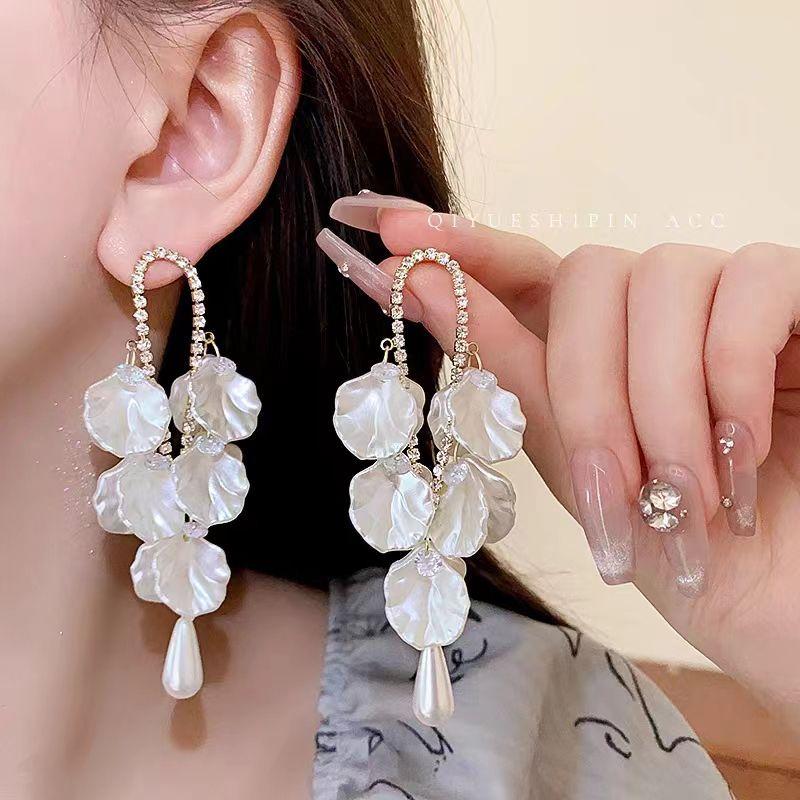 French Vintage Shell Pearl Petal Fringed Earrings Female Accessible Luxury Fancy Long High Profile Ear Studs Earrings