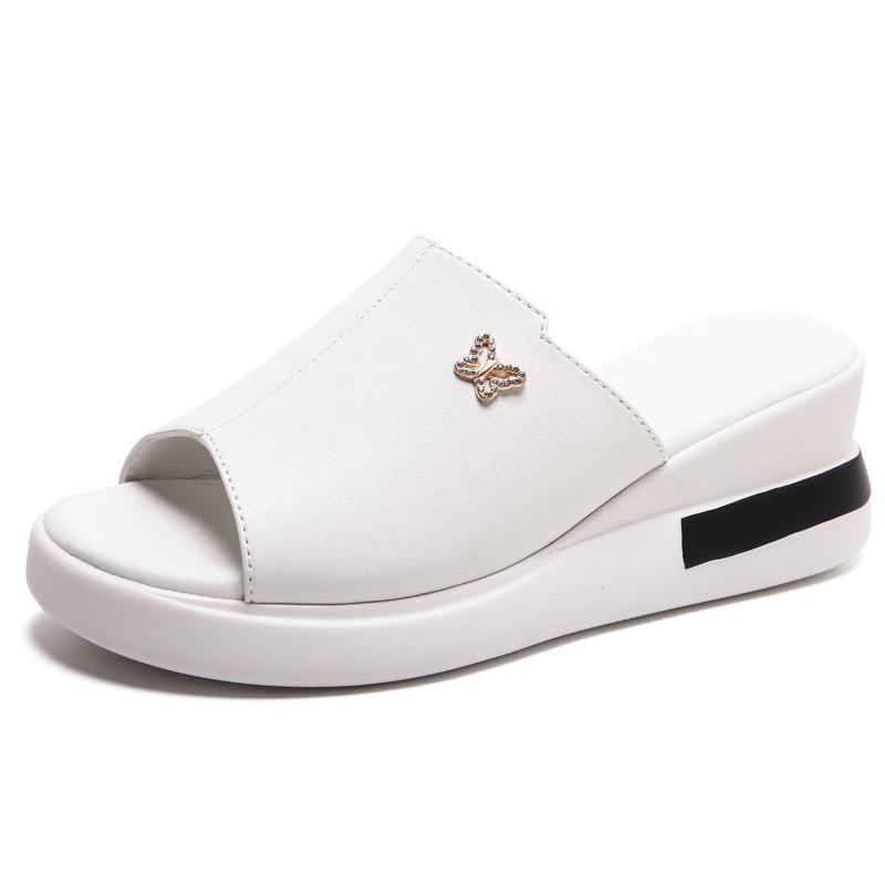 

Летние кожаные женские повседневные тапочки на каблуке 6 см, трендовые женские тапочки на танкетке с металлическим украшением в виде бабочки, уличные женские тапочки на платформе 5