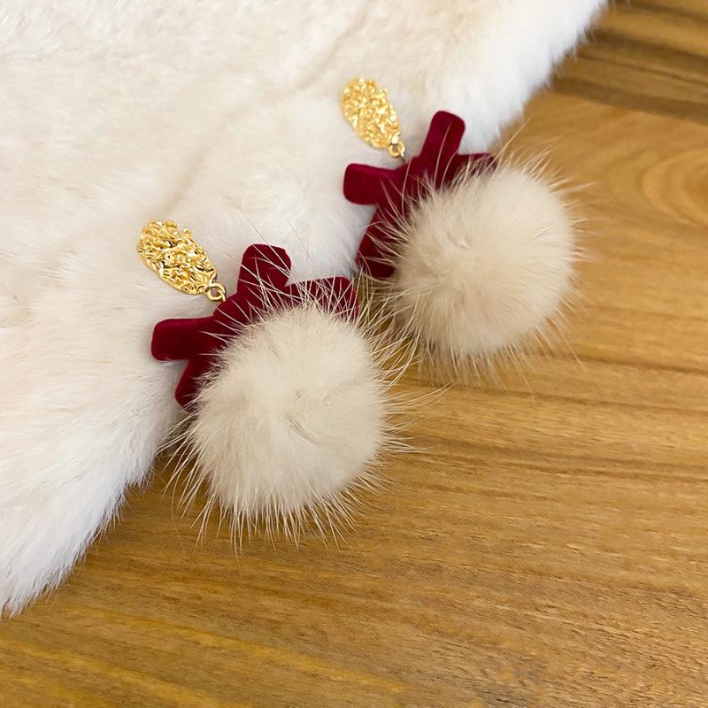 Luxury Silver Diamond-Inlaid Red Flower Pearl Stud Earrings: Elegant Design with a Fashionable Flair