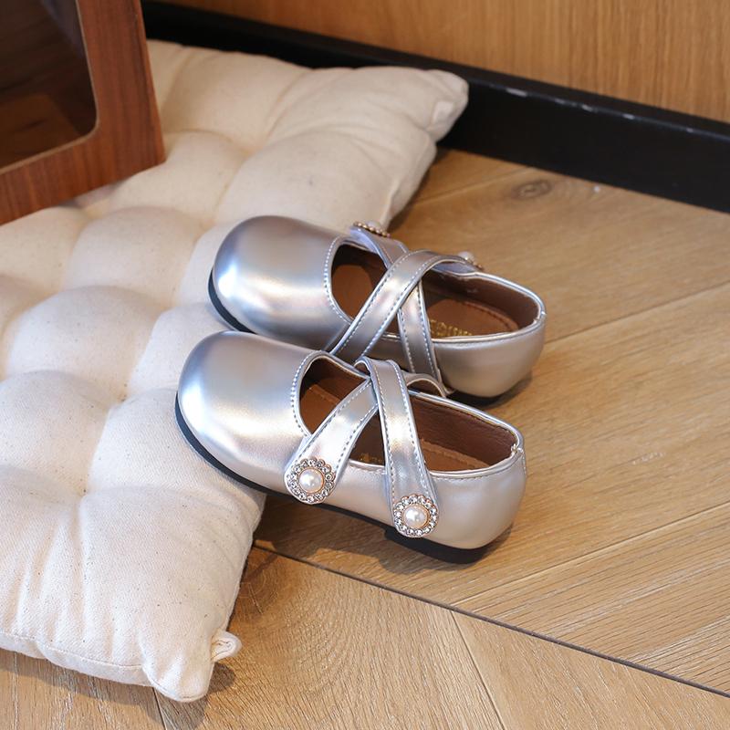 2024 Podzim Nové Dívčí Dětské Křížové Retro Dětské Mokasíny Roztomilé Princeznovské Boty z Měkké Podrážky Kožené Boty Malá Princezna Ležérní Boty