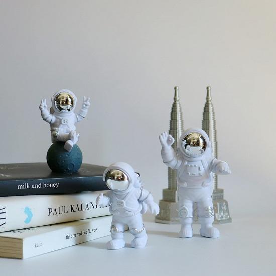 3 Pcs Astronaut Figurine Home Decor Astronaut Statue Study Office Desk Decor Showpiece Gift Decoration Accessories Outer Space PVC Sculpture