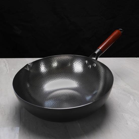 Forged Iron Wok Pan Non-Stick Fish Scale Skillet Pot Even Heating Ergonomic Handle Cooking Pot for Frying Stewing Steaming