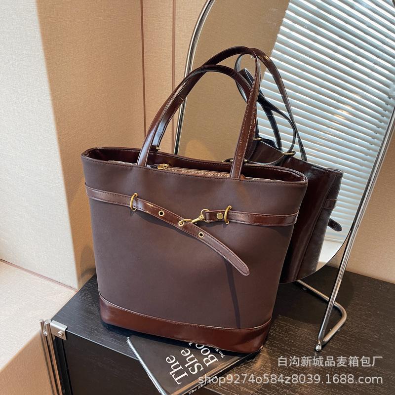 

2025 new large-capacity backpack women s fashion design sense niche schoolbag college student travel shopping small backpack кофейный