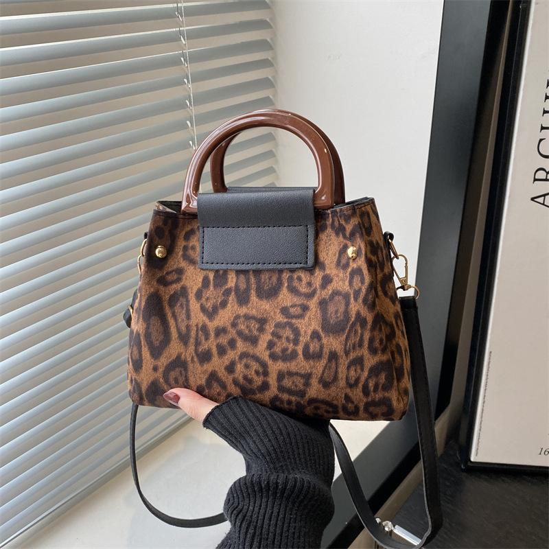 

Women s bag niche high-end leopard print fashion bag 2025 new commuter small square bag simple and versatile casual messenger bag