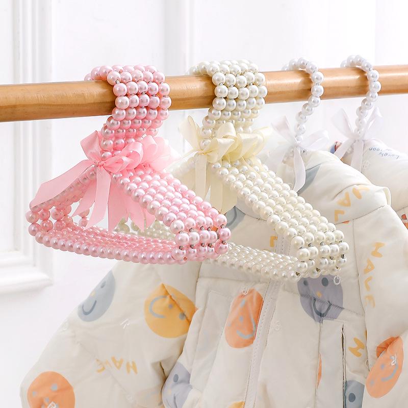 Perlová dětská ramínka: Stojan na sušení novorozeneckého oblečení a úložný prostor ve skříni pro dívky