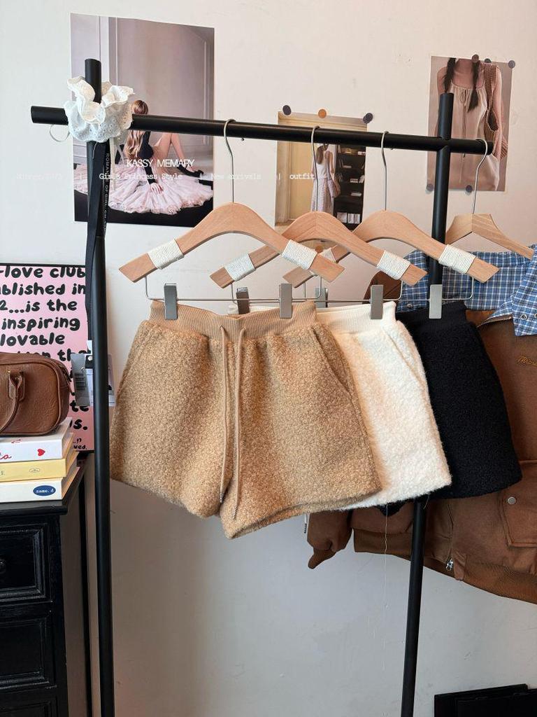 2025 Herbst/Winter Koreanischer Stil Lammwolle High-Waist Schlankmachende Weitbeinige Shorts für Damen