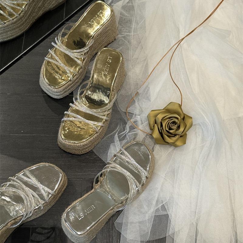 

Rhinestone transparent waterproof table thick-soled straw shoes women wear one-word with wedge heels woven cool slippers 39 срібний