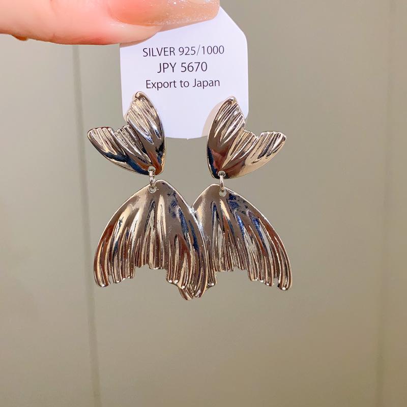 French Baroque Pearl Flower Tassel Earrings: Elegant Silver Needle Studs with a Light Luxury Touch