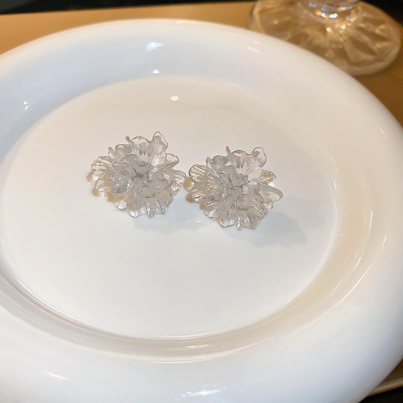 White Acrylic Flocking Three-dimensional Flowers Stud Earrings for Women Sweet Floral Girl Earring Versatile Fashion Ear Jewelry