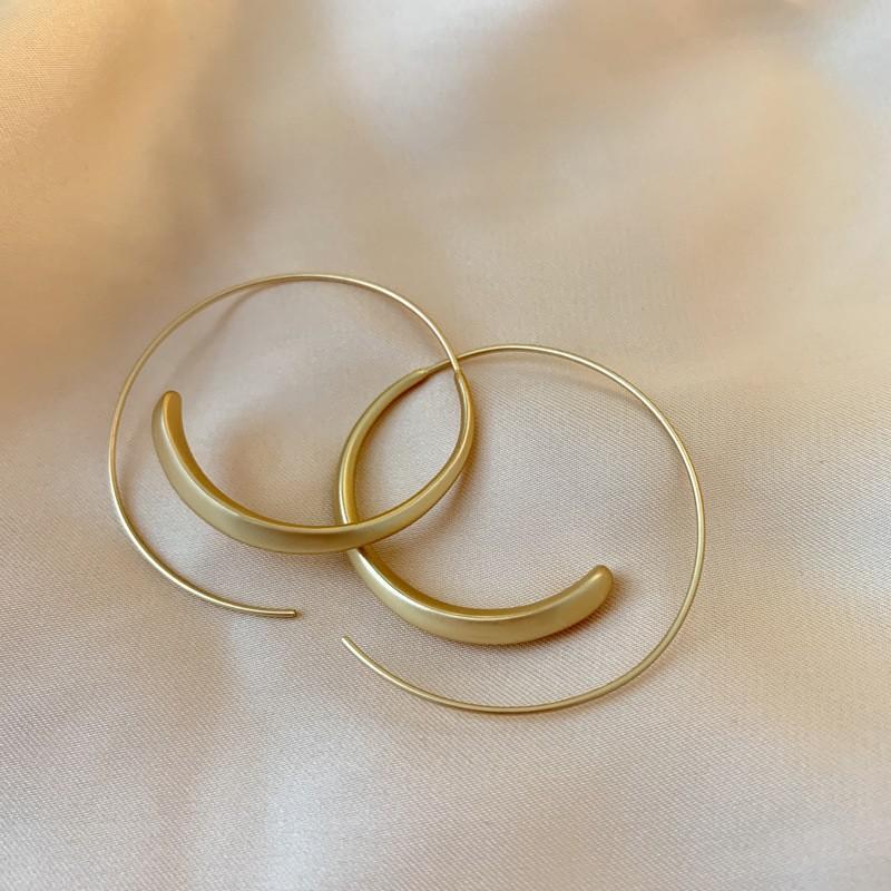 Metal wind round geometric earrings niche simple versatile stud earrings ins fashion high-end earrings
