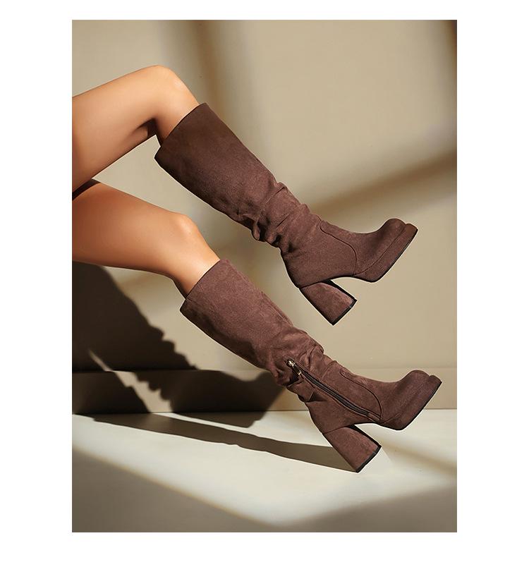 Stivali Alti da Donna in Camoscio con Tacco Chunky e Punta Tonda - Piattaforma Impermeabile Pieghettata Autunno/Inverno.