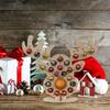 Vánoční adventní odpočítávací kalendář Dřevěný stojan ve tvaru vánočního stromku a hlavy jelena Vystavení čokoládových bonbónů