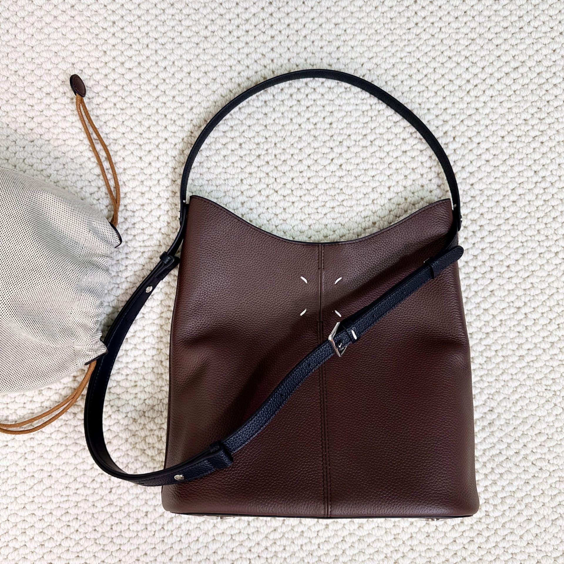 

2025 Новая кожаная сумка-мешок Hobo с накладкой на голову, сумка подмышкой, большая вместимость, ручная сумка на одно плечо с перекрестным ремнем 27x11x23cm