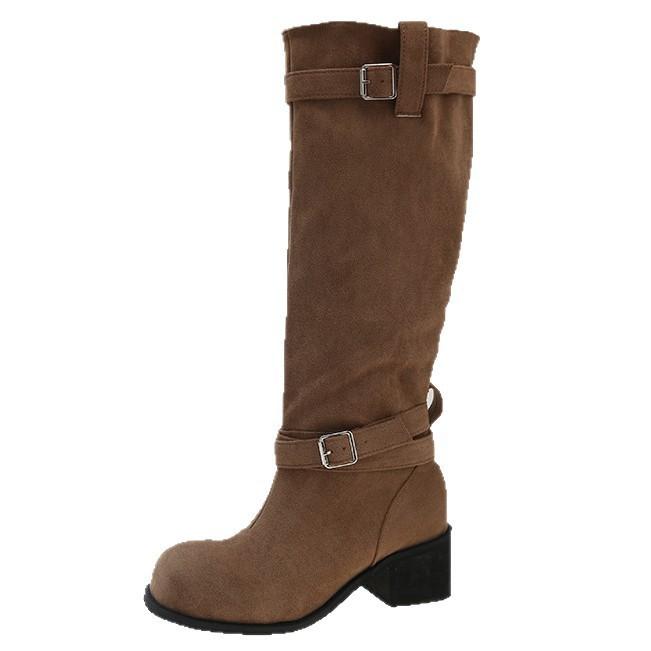 Women's boots are thick and high, and the new western cowboy boots in autumn and winter are piled up with thin long knight boots.