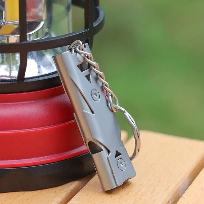 

Подвеска-свисток с двойной трубой, брелок, высокодецибельный, портативный, для выживания на открытом воздухе, аварийный, инструмент для кемпинга, многофункциональный свисток серебряный