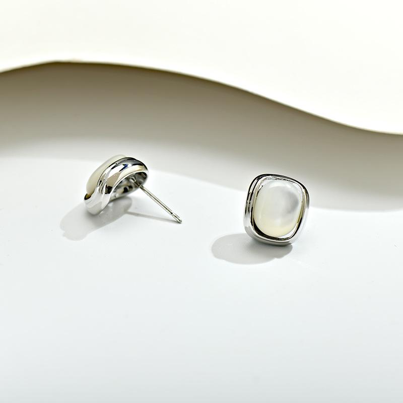 Korean-Style Mother-of-Pearl Hollow Stud Earrings: Chic, Lightweight, Versatile Design for Women