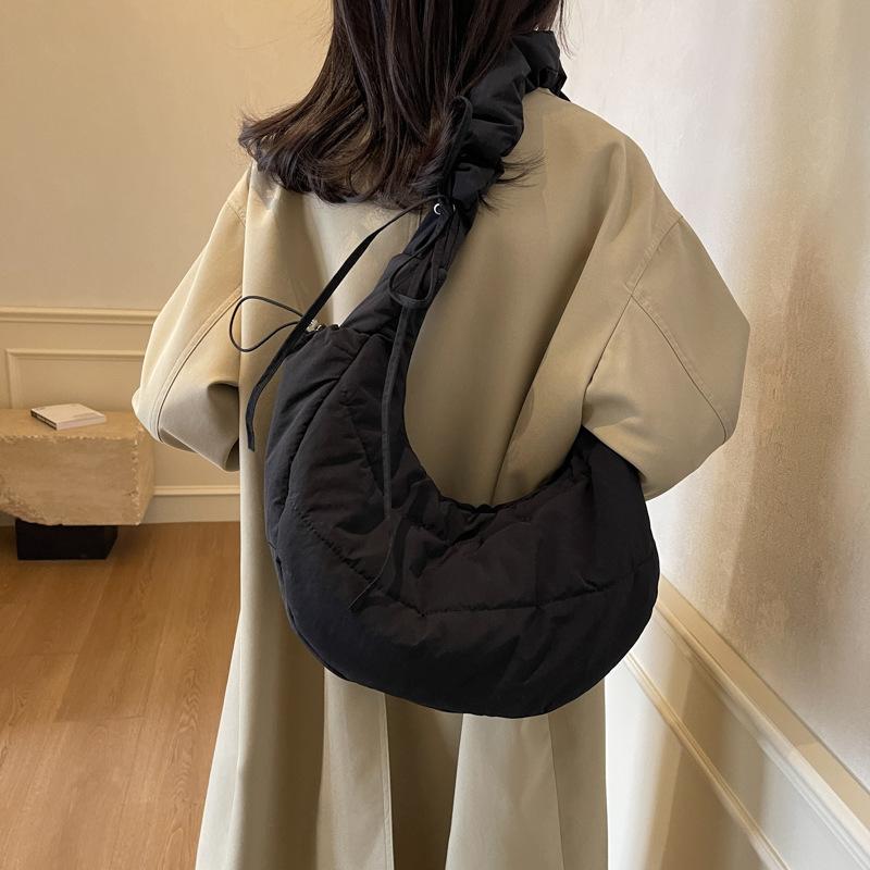Winter Fashion Bag Women's 2025 New College Style Dumpling Bag Casual Large Capacity Shoulder Messenger Bag