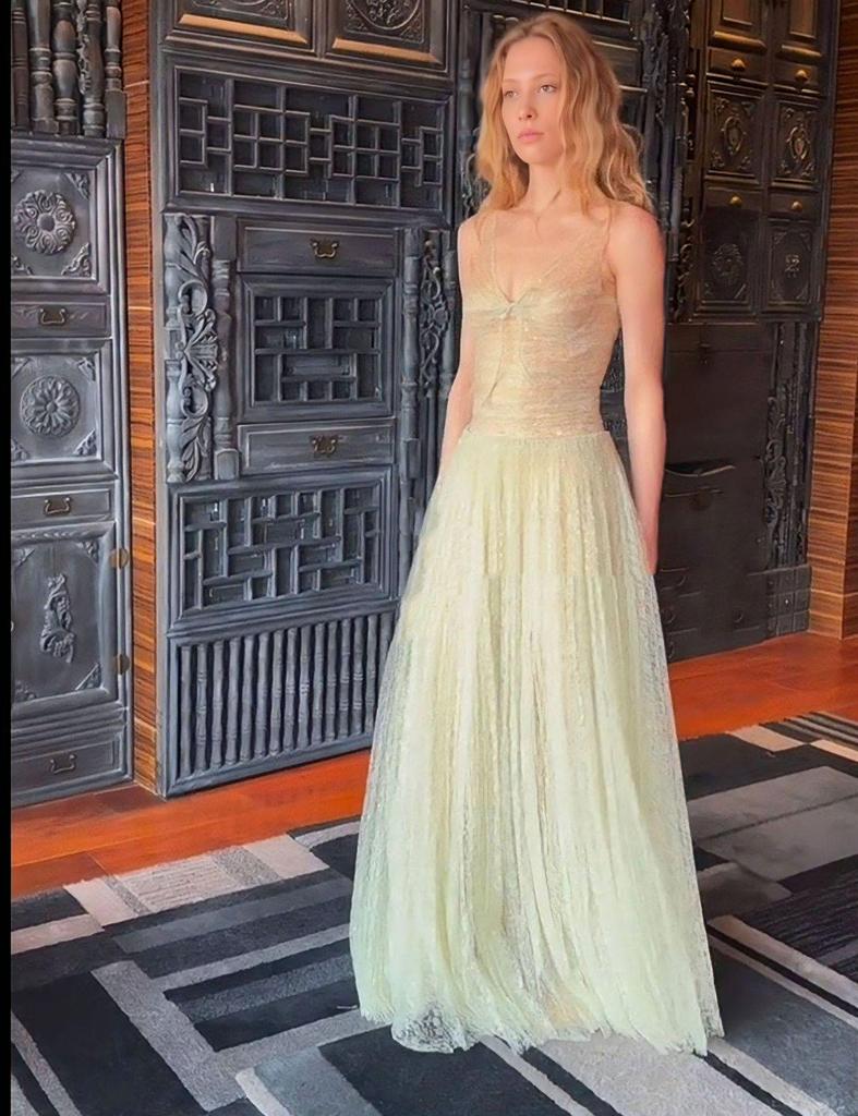 Vietnam Fairy Mesh V-neck Gown: Goddess-Style Wedding Dress 2206