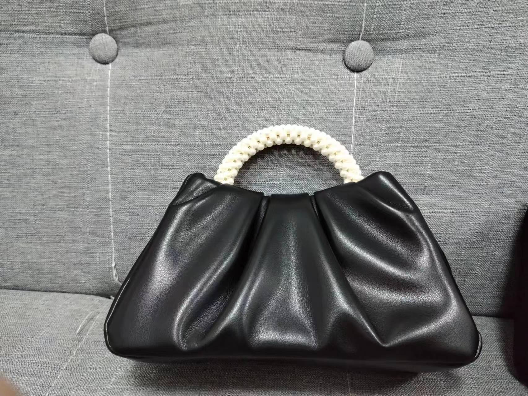 

2025 high-end French pleated small bag fairy pearl small handbag gentle wind messenger cloud bag girl